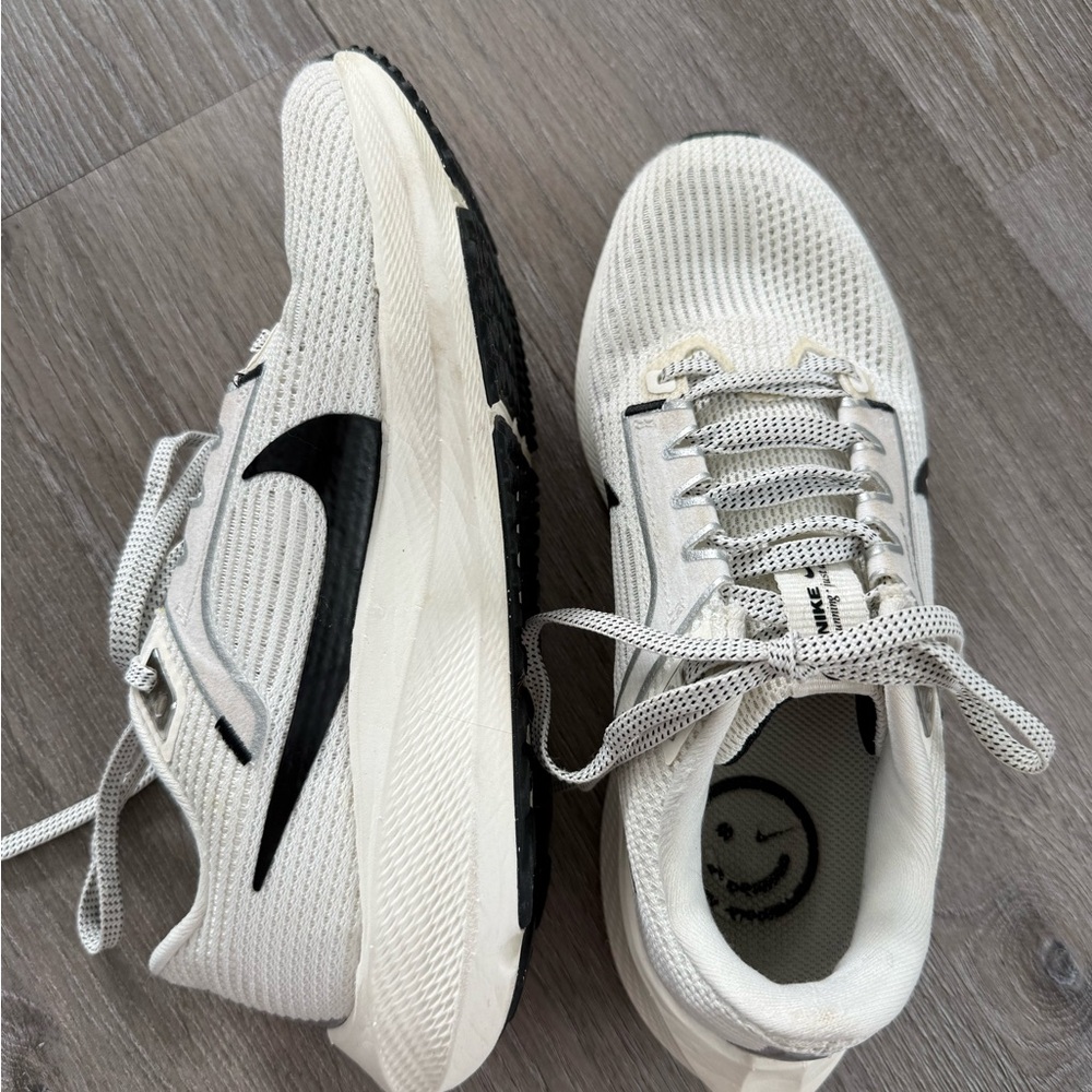 Nike Pegasus 40 - Black and White Sneakers